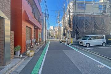 敷地の西側前面道路（北側から）