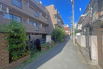 敷地の北側前面道路（東側から）