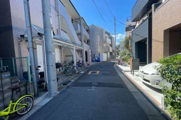 敷地北側の前面道路（東側から）