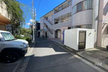 敷地北側の前面道路（西側から）