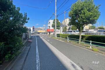 敷地西側の前面道路（南側から）