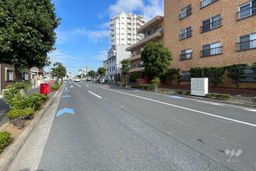 敷地西側の前面道路