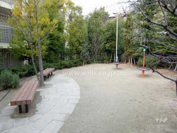 敷地に隣接する小さな公園