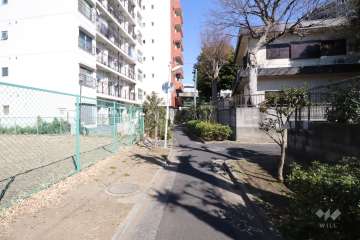 敷地南側の前面道路