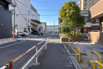 敷地南側の前面道路（東側から）
