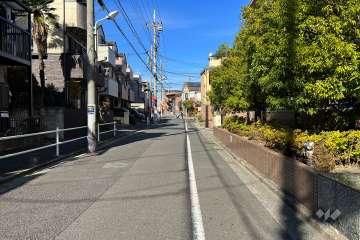 敷地西側の前面道路（南側から）