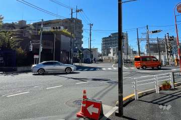 敷地の南側前面道路（東側から）