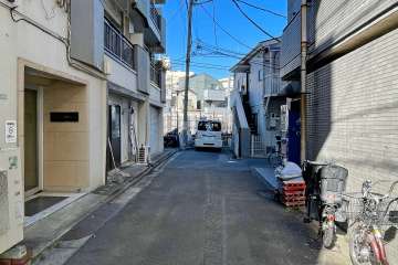 敷地の東側前面道路（南側から）