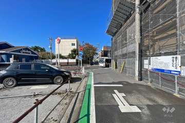 敷地南側の前面道路（東側から）