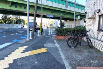 敷地の北側前面道路（西側から）