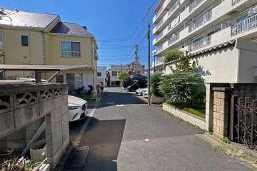 敷地南側の前面道路（東側から）