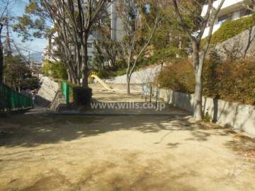 敷地に隣接する小さな公園

