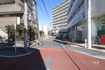 敷地西側の前面道路
