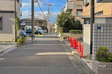 敷地西側の前面道路（南側から）
