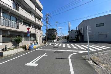 敷地の南側前面道路（西側から）