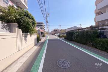 敷地南側の前面道路（西側から）