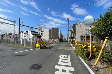 敷地の南側前面道路（東側から）