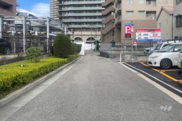 敷地西側の前面道路