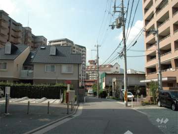 敷地西側の前面道路。周辺はマンションと一戸建てが立ち並ぶ住宅地。