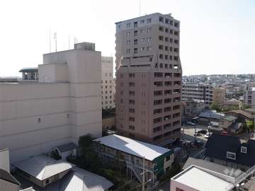 敷地の東側に隣接して宝塚ホテルがあります。