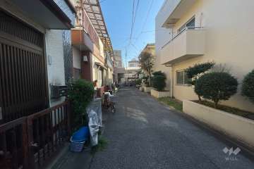 敷地の北側前面道路（西側から）