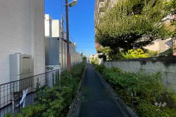 敷地南側の通路（東側から）