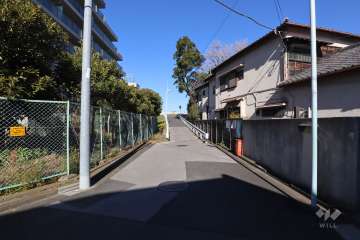 敷地東側の前面道路