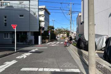敷地の北東側前面道路（北西側から）