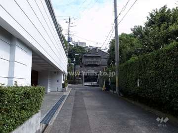 ヴィラデステ御影の遠景。周辺はマンションと一戸建てなどが混在する静かな住宅地です。