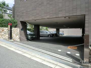駐車場出入り口（ロボットゲート付き）