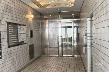 エントランスはオートロック付きです。