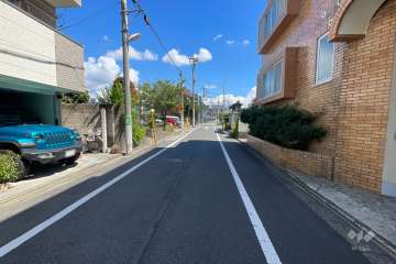 敷地の北側前面道路（西側から）