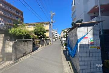 敷地北側の前面道路（西側から）