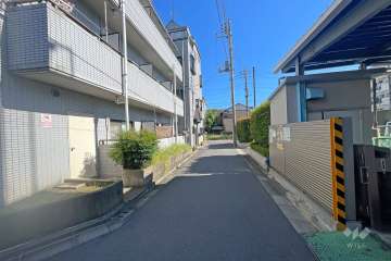 敷地西側の前面道路（北側から）