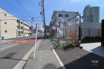 敷地の北側前面道路（西側から）