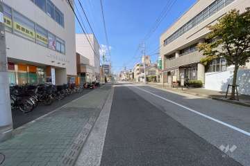 敷地の北側前面道路（東側から）