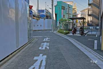 敷地の北側前面道路（東側から）