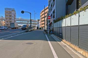 敷地の南側前面道路は川の手通り（言間大谷田線）です（東側から）。