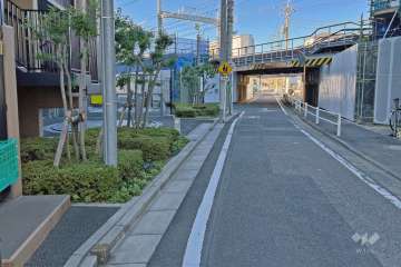敷地の北東側前面道路（南東側から）