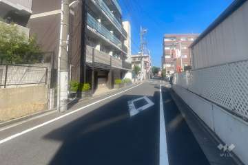 敷地の北東側前面道路（南東側から）