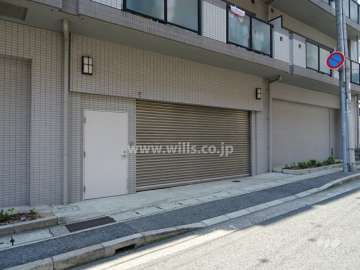 駐車場出入り口（シャッター付き）