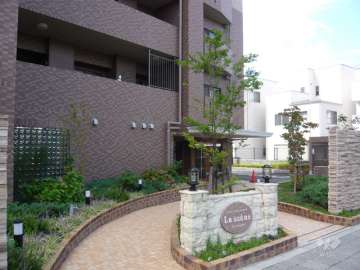 エントランスの周りには植栽スペースが設けられています。