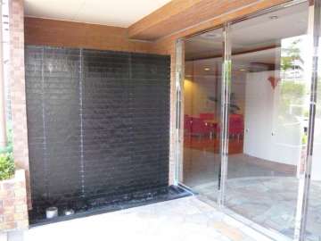 エントランス横には滝が流れています。