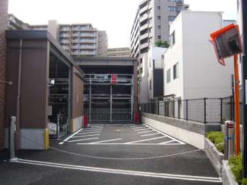 ロボットゲート付きの敷地内駐車場