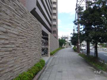 敷地北東側は国道176号線に面しており、国道との間にはタイル貼りの壁があります。