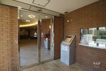 エントランスはオートロック付きです。