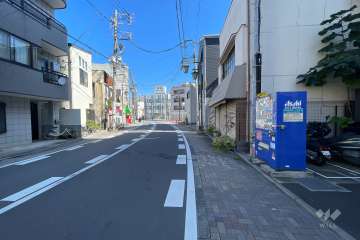 敷地の北西側前面道路（南西側から）