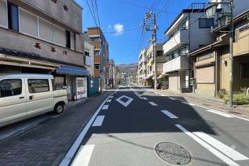 敷地の北西側前面道路（北東側から）