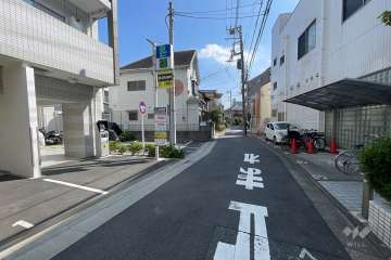 敷地の南側前面道路（西側から）