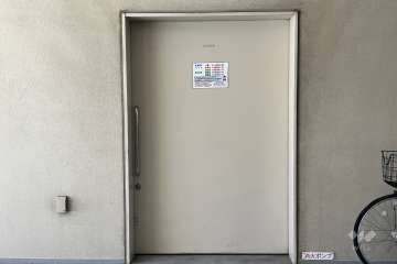 屋内に設けられた駐輪場の出入り口